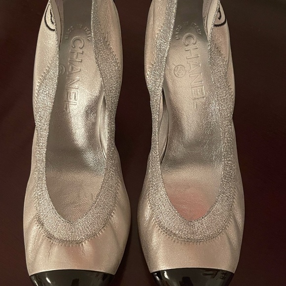 Chanel Size 39 Black Patent and Silver Pumps. - Picture 3 of 13